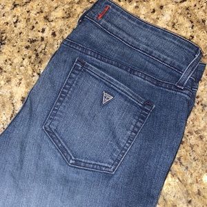 GUESS mid rise skinny jeans in blue. SIZE: 10